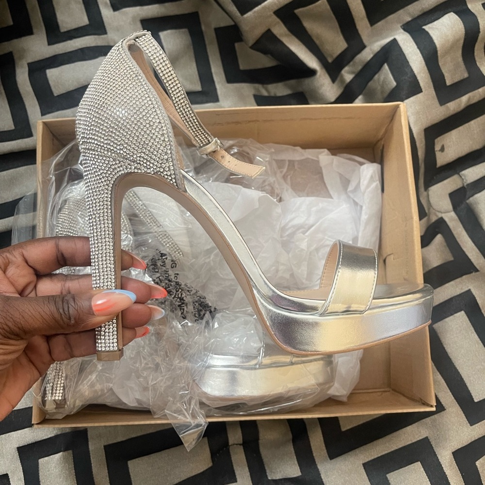 Steve Madden Womens Kisha Silver Ankle Strap Heels Size 9.5 - Picture 5 of 5